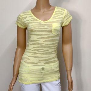 Derek heart Large yellow form fitting short sleeved Shirt